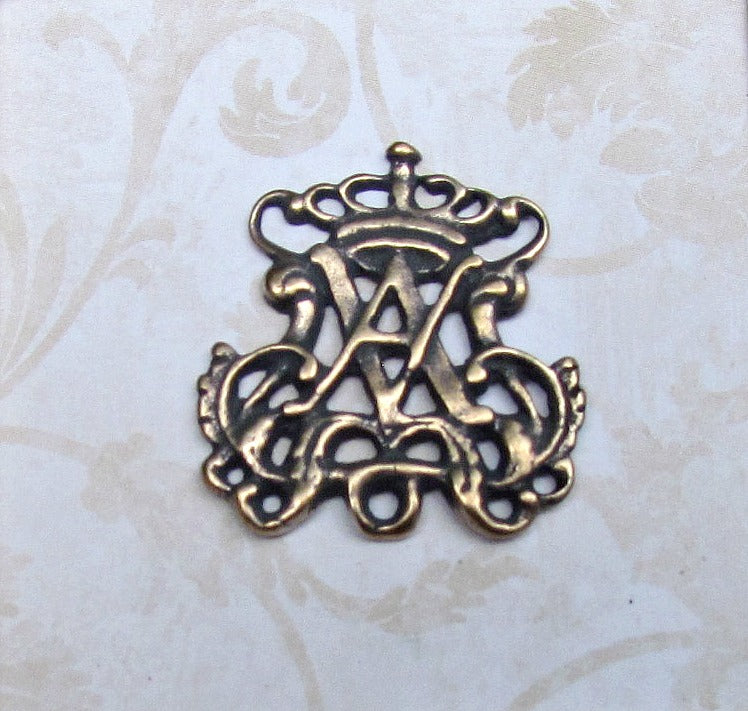 Center, Ave Maria Crown