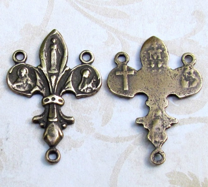 Center, Fleur de Lis center
