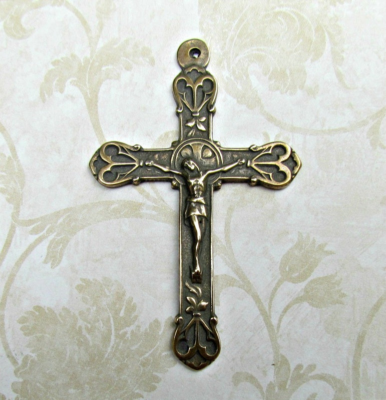 Crucifix, Elegant Details